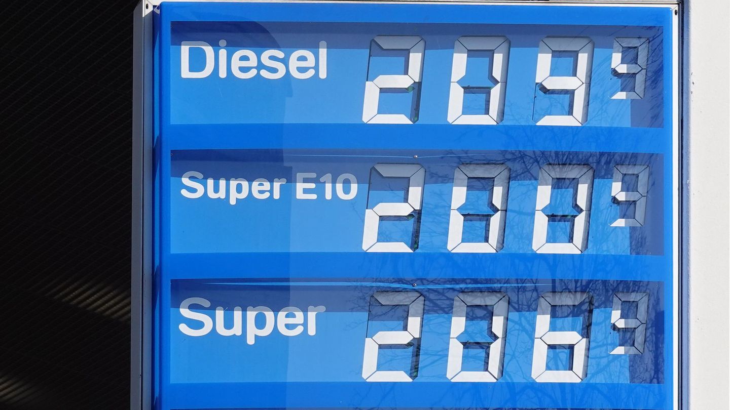 Ein Bundesland ist besonders betroffen: Regel umgangen: Hunderte Tankstellen erhöhen Preise auch nach zwölf Uhr