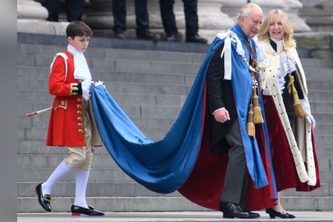 König Charles III. in seinem feierlichen Gewand vor der St. Paul's Cathedral.