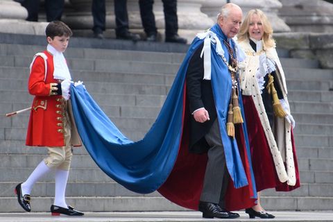 König Charles III. in seinem feierlichen Gewand vor der St. Paul's Cathedral