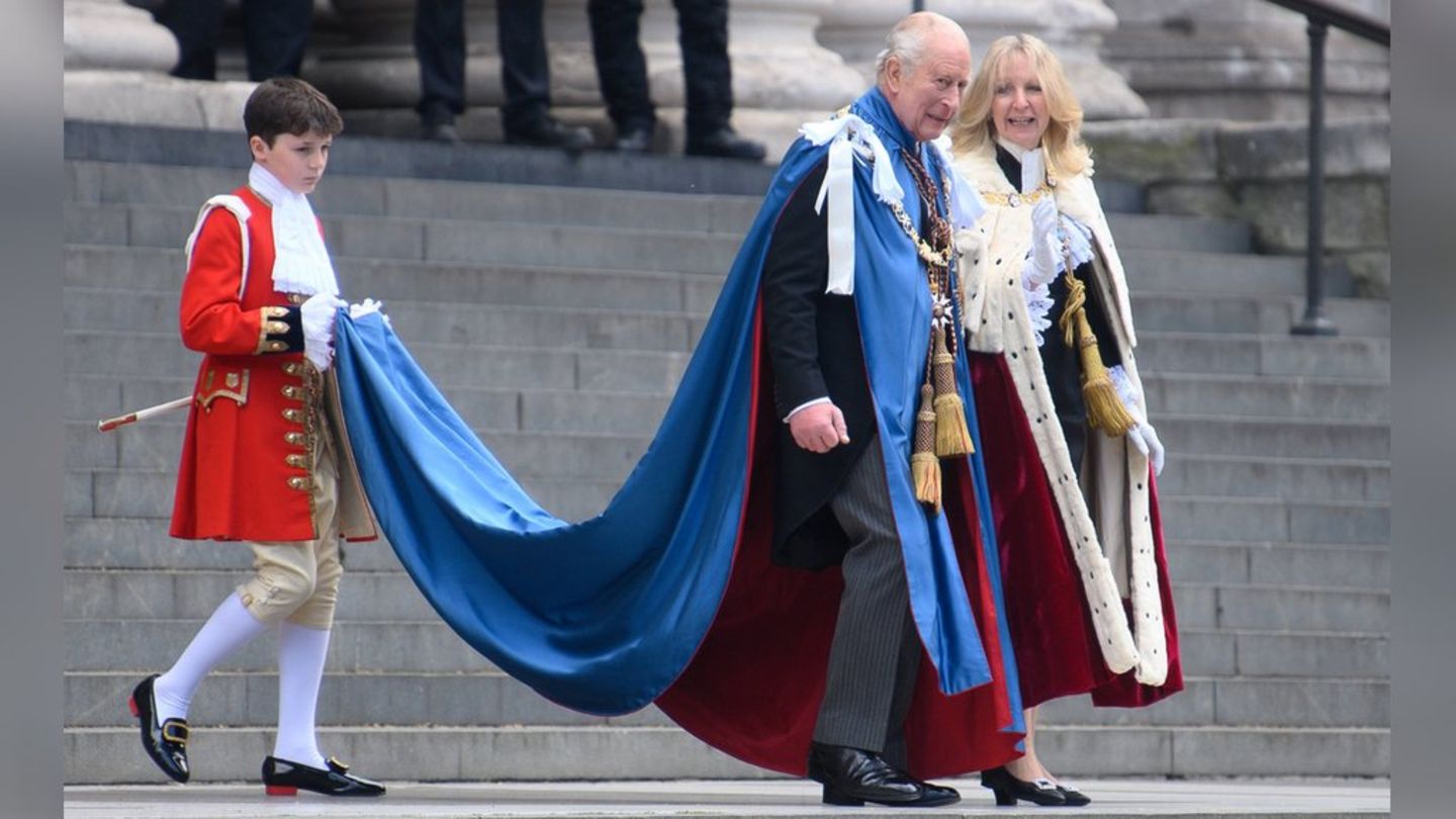 König Charles III. in seinem feierlichen Gewand vor der St. Paul's Cathedral.