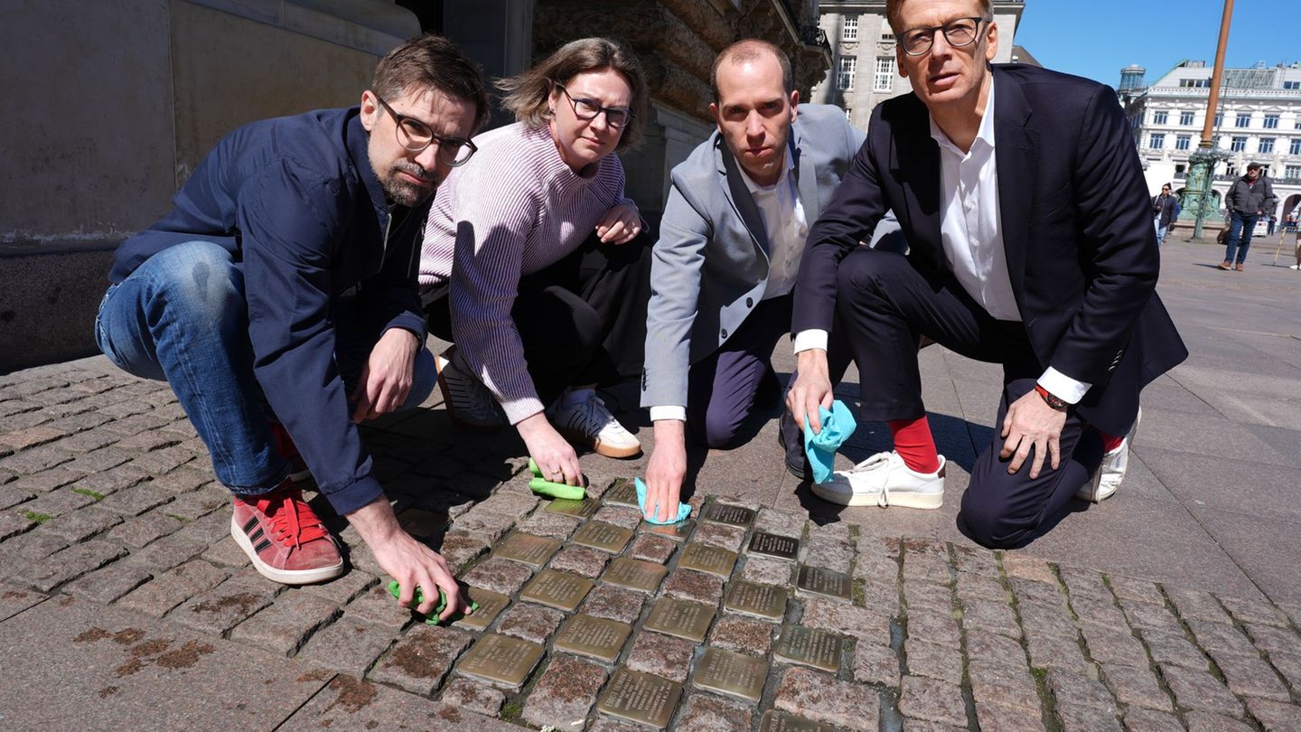 Vor dem Rathaus sind in Erinnerung an die von den Nationalsozialisten ermordeten Bürgerschaftsabgeordneten 21 Stolpersteine in d