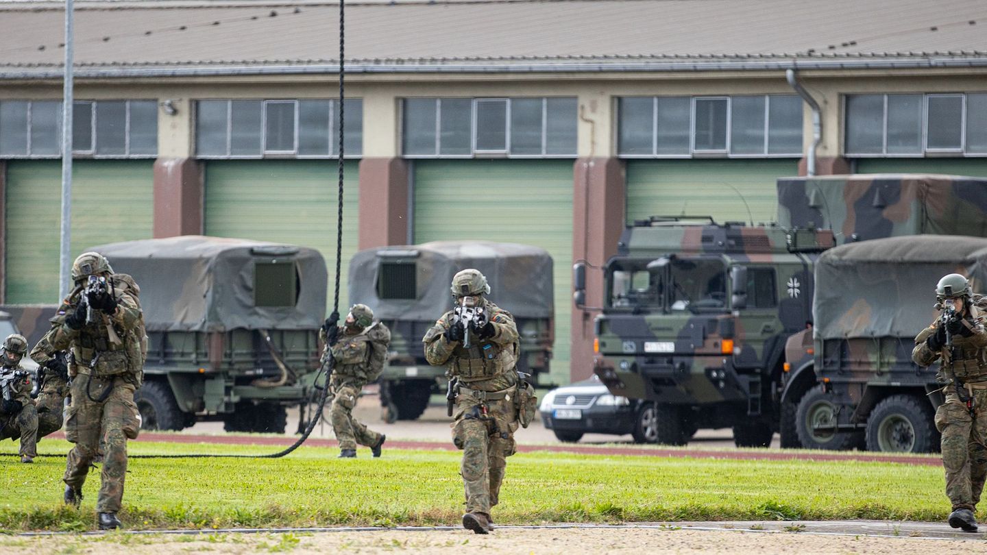 In Saarlouis befinden sich bereits Bundeswehreinheiten. (Archivbild) Foto: Laszlo Pinter/dpa