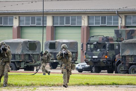 In Saarlouis befinden sich bereits Bundeswehreinheiten. (Archivbild) Foto: Laszlo Pinter/dpa