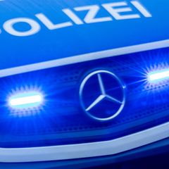 Eine Leiche ist am Strand der Insel Usedom angespült worden, die Polizei ermittelt. (Symbolbild) Foto: Jens Büttner/dpa
