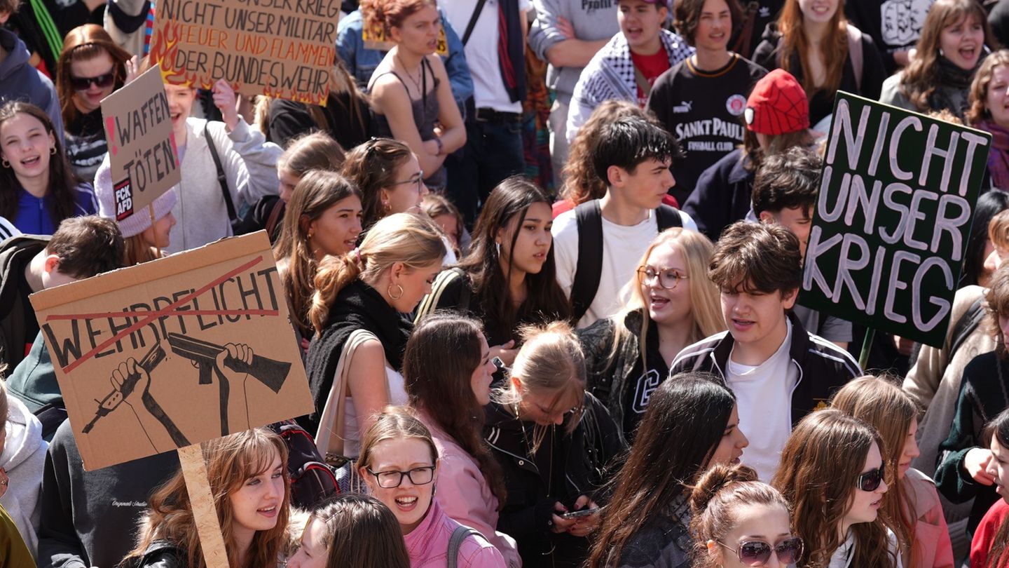 Die Demonstration war Teil der bundesweiten Initiative Schulstreik gegen Wehrpflicht, die zum inzwischen dritten Mal zu Proteste