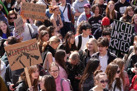 Die Demonstration war Teil der bundesweiten Initiative Schulstreik gegen Wehrpflicht, die zum inzwischen dritten Mal zu Proteste