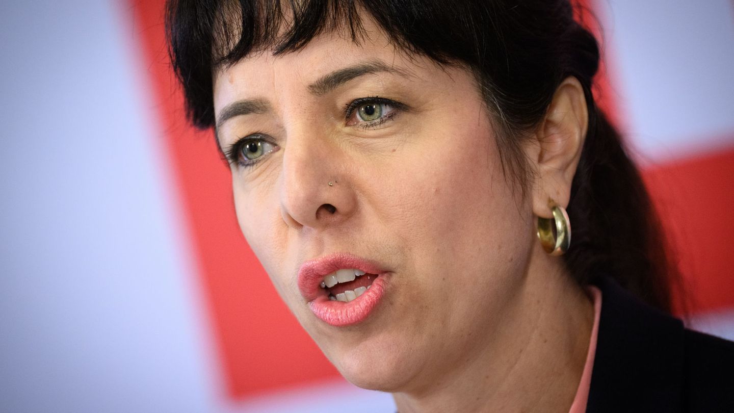 Elif Eralp will die Berliner Linke als Spitzenkandidatin zum Wahlsieg am 20. September führen. (Archivbild) Foto: Bernd von Jutr