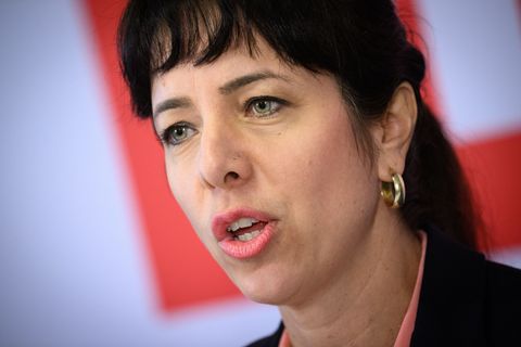 Elif Eralp will die Berliner Linke als Spitzenkandidatin zum Wahlsieg am 20. September führen. (Archivbild) Foto: Bernd von Jutr