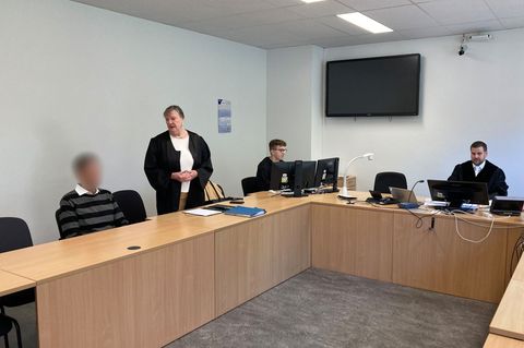 Der Angeklagte wird vom Vorwurf der fahrlässigen Brandstiftung freigesprochen. Foto: Bernhard Sprengel/dpa