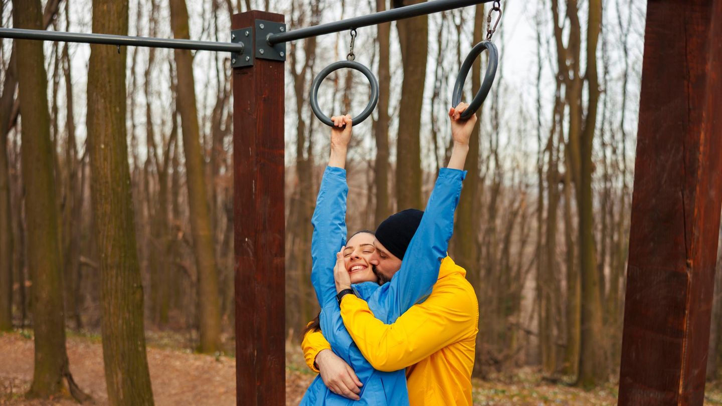 Calisthenics: Paar beim Sport