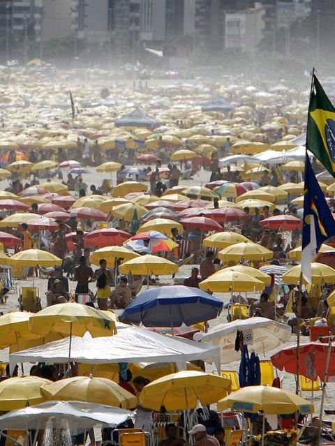 Copacabana: Ein brasilianischer Strand voller Sonnenschirme und Menschen