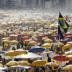 Copacabana: Ein brasilianischer Strand voller Sonnenschirme und Menschen