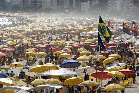 Copacabana: Ein brasilianischer Strand voller Sonnenschirme und Menschen