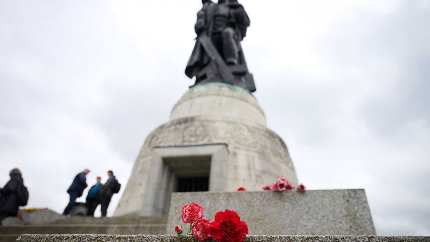 Viele Menschen zieht es am 8. Mai in den Treptower Park - so auch in diesem Jahr. Foto: Annette Riedl/dpa