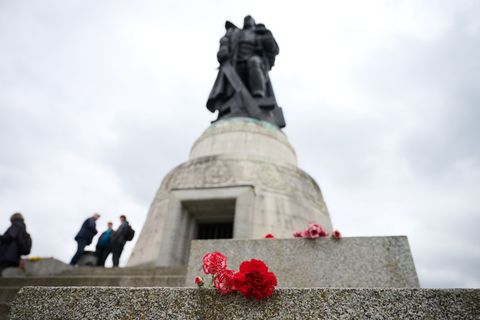 Viele Menschen zieht es am 8. Mai in den Treptower Park - so auch in diesem Jahr. Foto: Annette Riedl/dpa