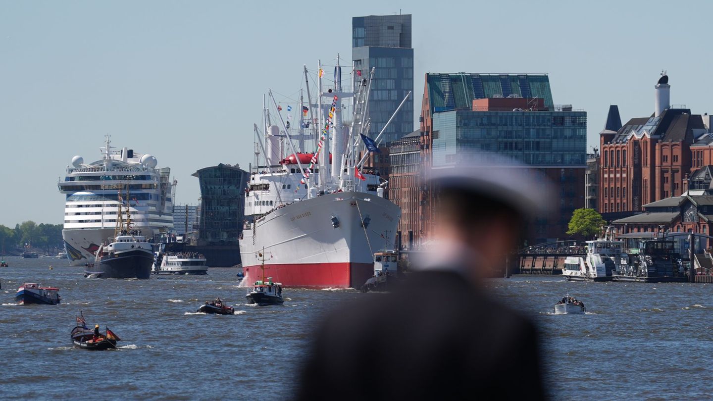 Das größte noch fahrtüchtige Museumsfrachtschiff der Welt, "Cap San Diego", bei ihrer Einfahrt in den Hamburger Hafen. Foto: Mar