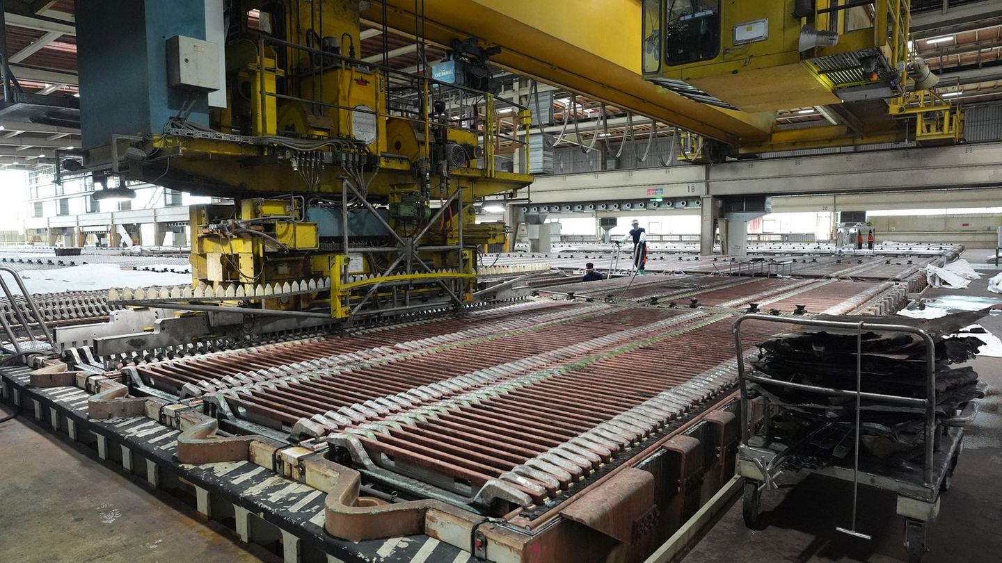 Aurubis produziert unter anderem sogenannte Kupferkathoden, Platten aus nahezu reinem Kupfer. (Archivbild) Foto: Marcus Brandt/d