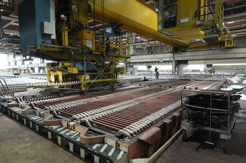 Aurubis produziert unter anderem sogenannte Kupferkathoden, Platten aus nahezu reinem Kupfer. (Archivbild) Foto: Marcus Brandt/d