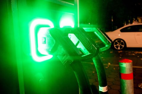 Die neue Förderung für E-Autos kann rückwirkend zum Jahresanfang beantragt werden Foto: Daniel Bockwoldt/dpa