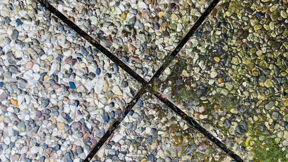 Dreckige Waschbetonplatten