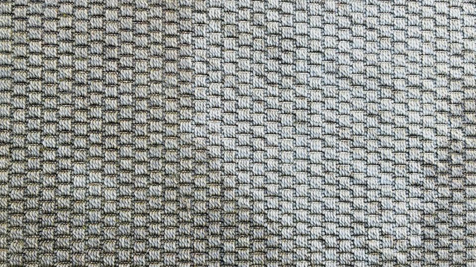 Ein grauer Outdoor-Teppich