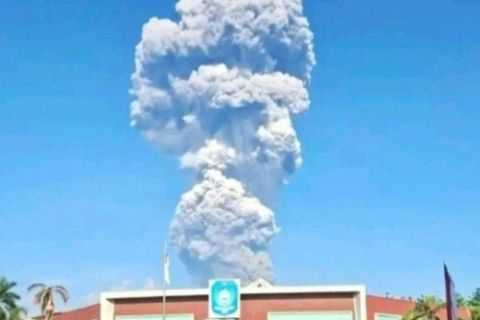 Aschewolke nach Ausbruch des Vulkans Dukono