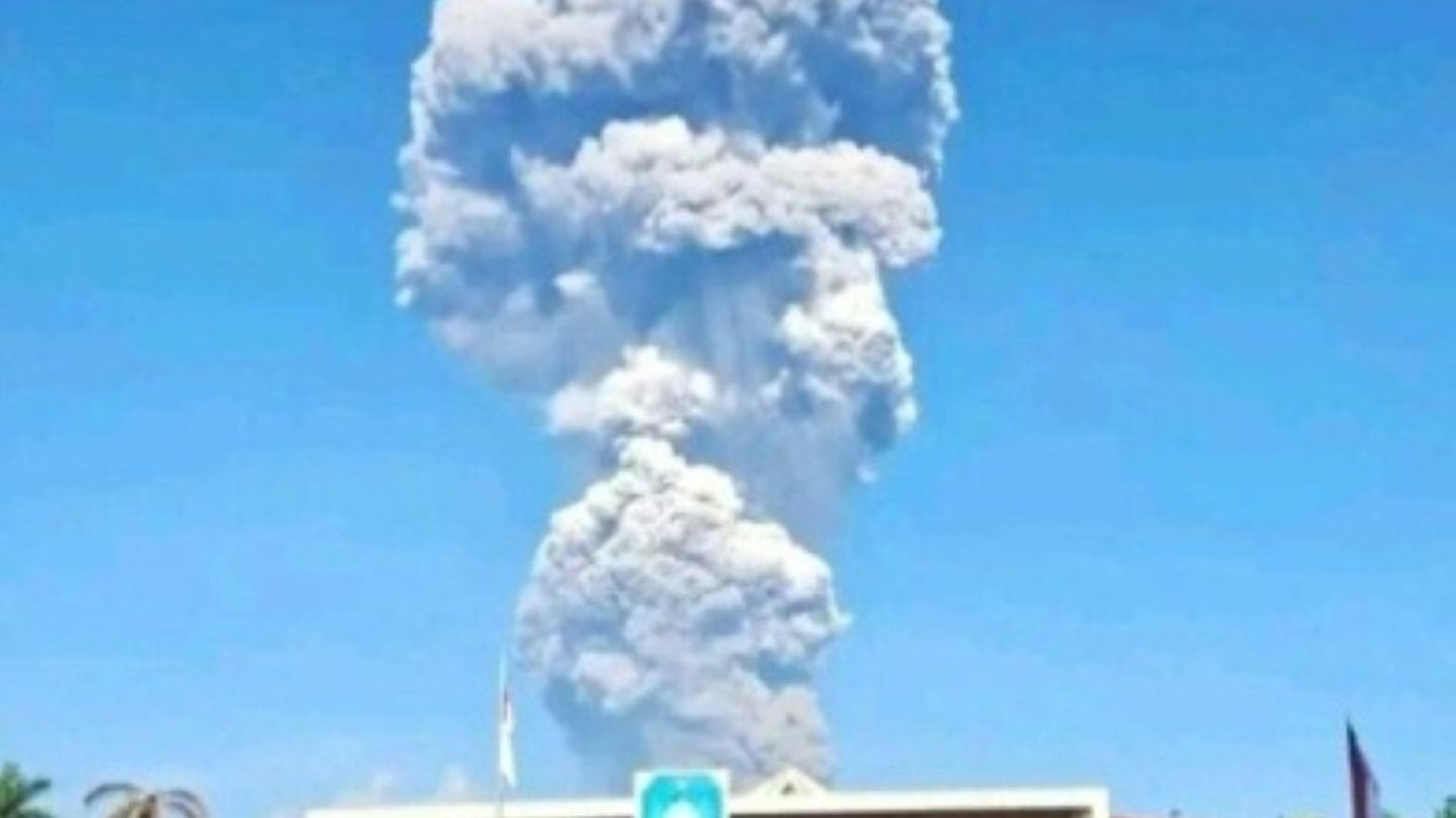 Aschewolke nach Ausbruch des Vulkans Dukono