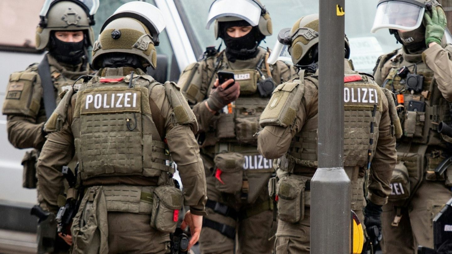 Spezialkräfte der Polizei bei Einsatz in Hamburg
