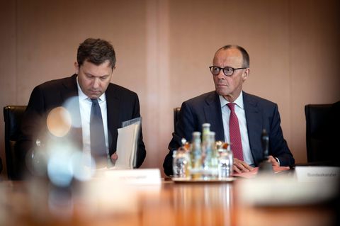 Entlastungsprämie: Lars Klingbeil neben Friedrich Merz am Kabinettstisch, Merz zeigt mit dem Zeigefinger nach vorn