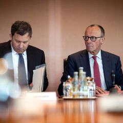 Entlastungsprämie: Lars Klingbeil neben Friedrich Merz am Kabinettstisch, Merz zeigt mit dem Zeigefinger nach vorn