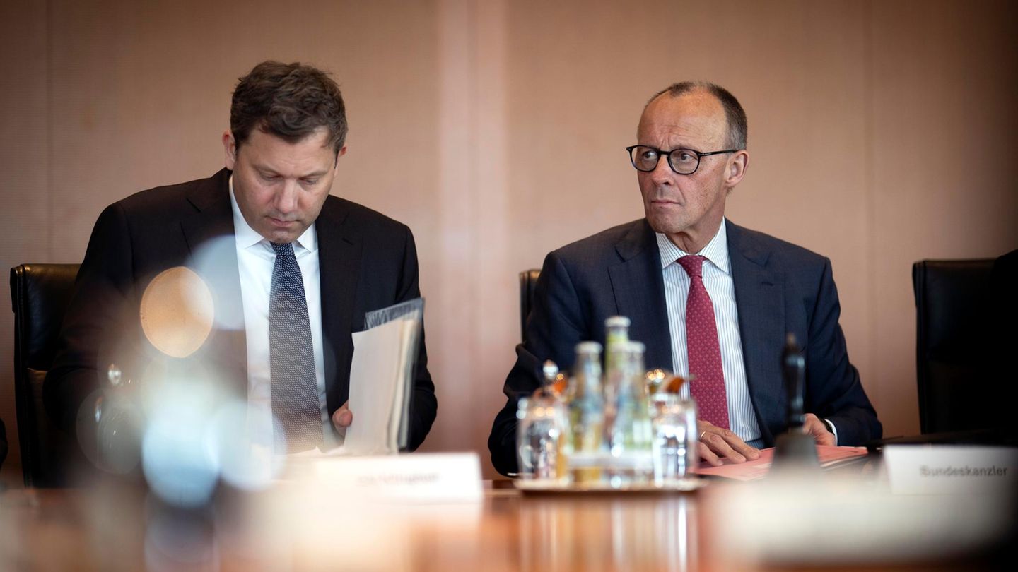 Entlastungsprämie: Lars Klingbeil neben Friedrich Merz am Kabinettstisch, Merz zeigt mit dem Zeigefinger nach vorn