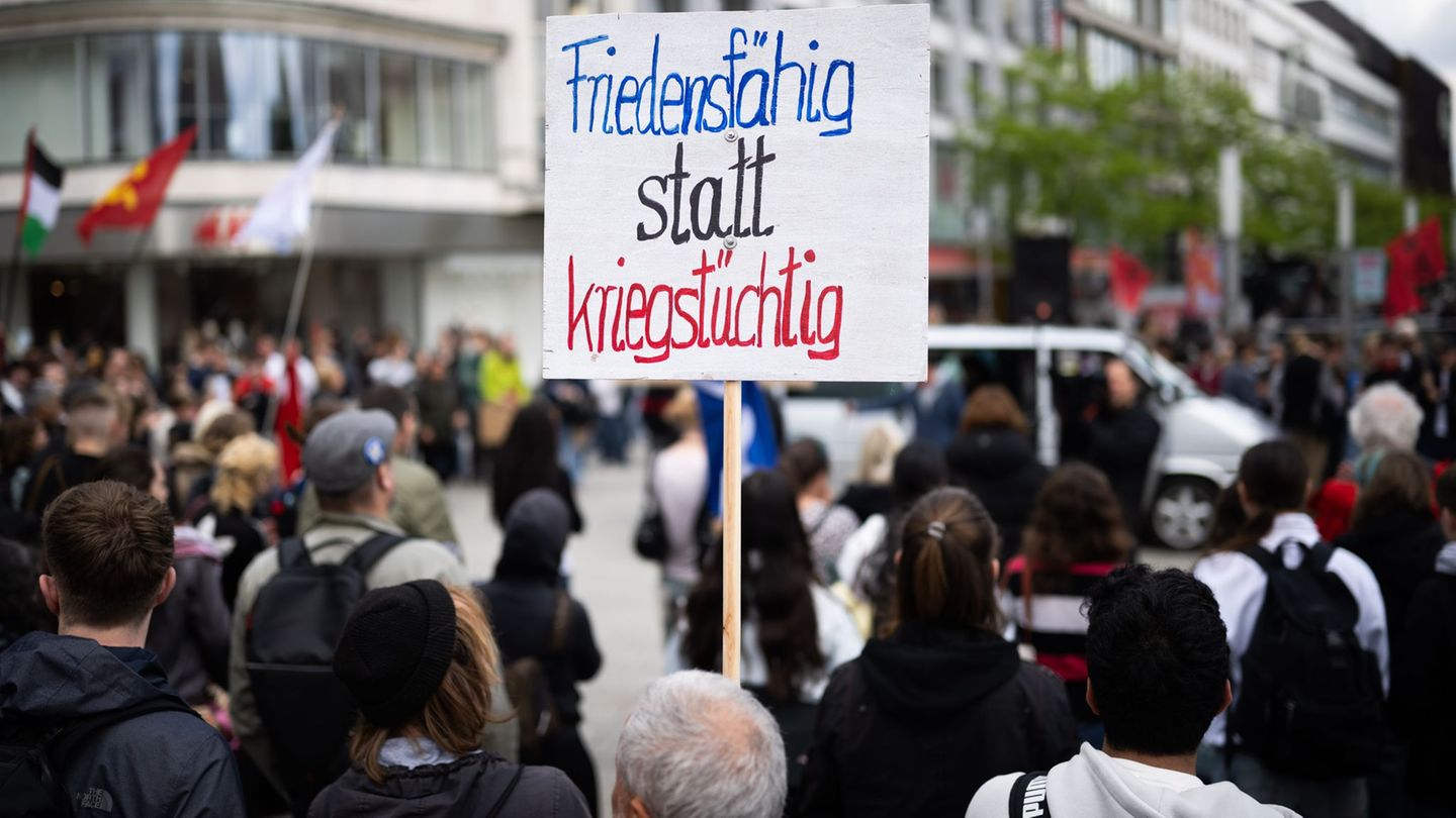Die bundesweiten Proteste fanden am 81. Jahrestag des Endes des Zweiten Weltkriegs statt. In Hannover forderte ein Demonstrant F
