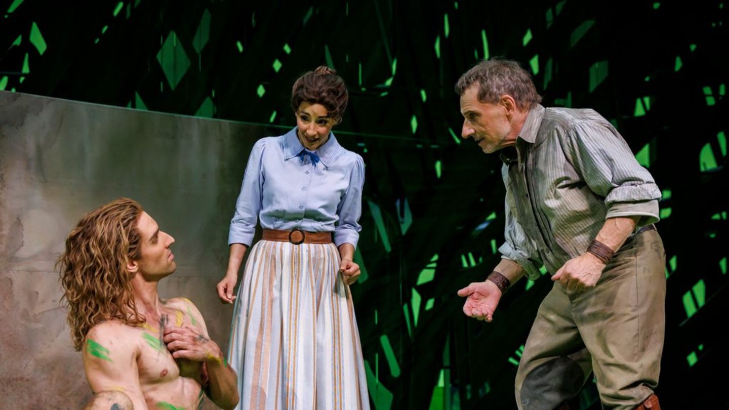 Richy Müller (re.) als Wildhüter Clayton in Disneys Musical "Tarzan"