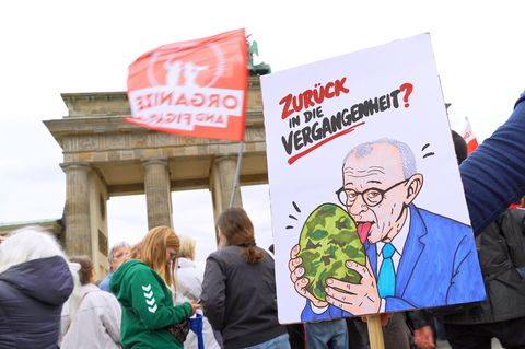 Schülerinnen und Schüler nehmen bei ihrer Demo gegen eine Wehrpflicht Bundeskanzler Friedrich Merz ins Visier. Foto: Michael Uka