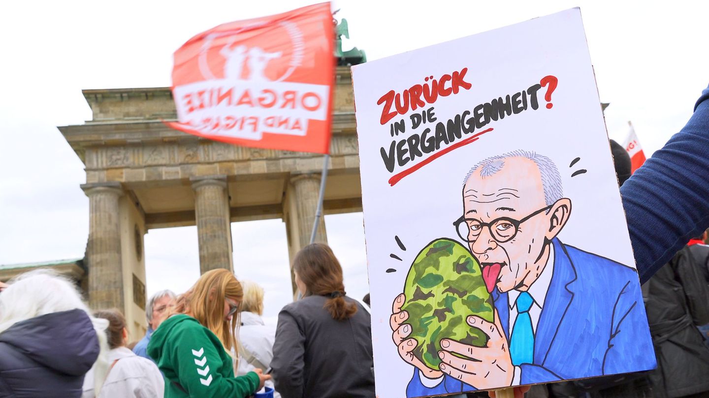 Am Gedenktag: Berliner Schüler protestieren gegen Wehrpflicht