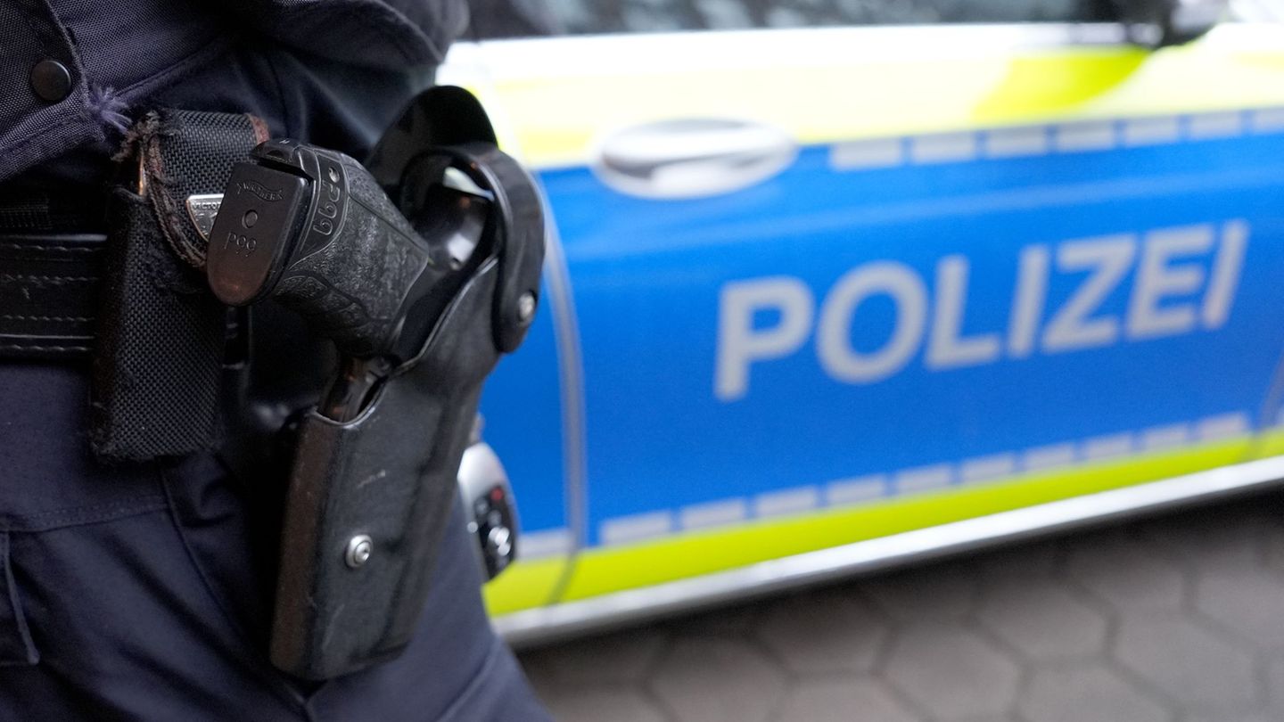 Zwei Verdächtige sollen einen Mann in Hamburg-Bahrenfeld eingesperrt haben. (Illustration.) Foto: Marcus Brandt/dpa