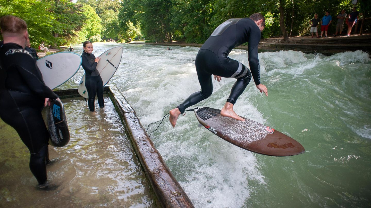 Die sogenannte Eisbachwelle im Englischen Garten von München