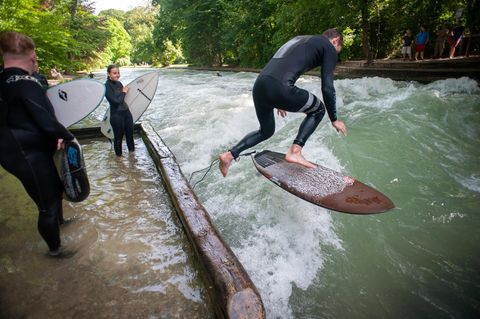 Die sogenannte Eisbachwelle im Englischen Garten von München
