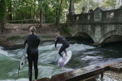 Die Surfer können sich freuen: Die Eisbachwelle ist wieder freigegeben. Foto: Ehsan Monajati/dpa