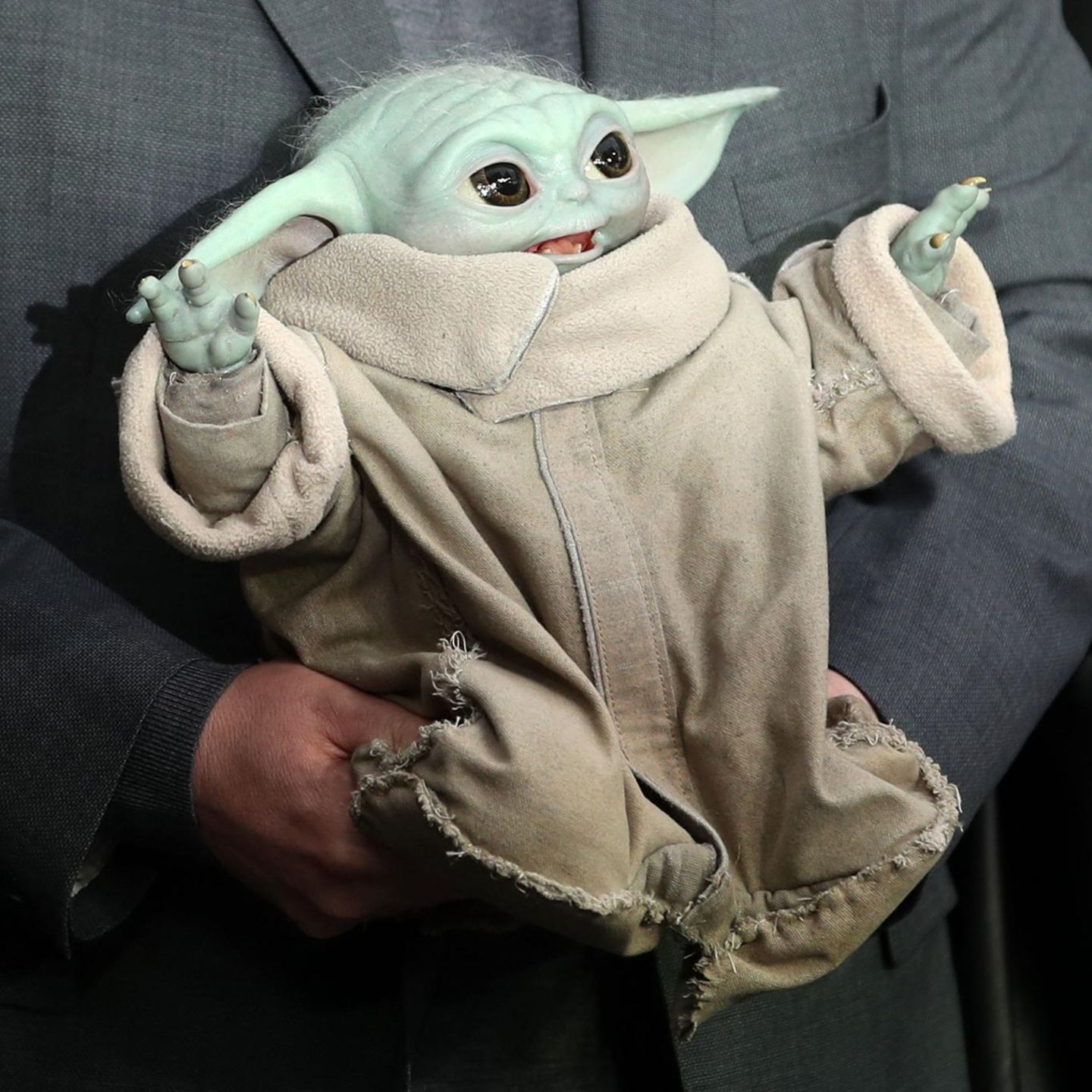 London, Großbritannien. Grogu ist der Hauptdarsteller im jüngsten „Star Wars“-Film (es ist der 13.!). Bei einem Fan-Event in der britischen Hauptstadt trägt Regisseur Jon Favreau den Kleinen höchstpersönlich über den roten Teppich. Bekannt ist Grogu aus der Serie „The Mandalorian“, jetzt hat er auch einen eigenen Film und kann die Fan-Herzen verzücken.