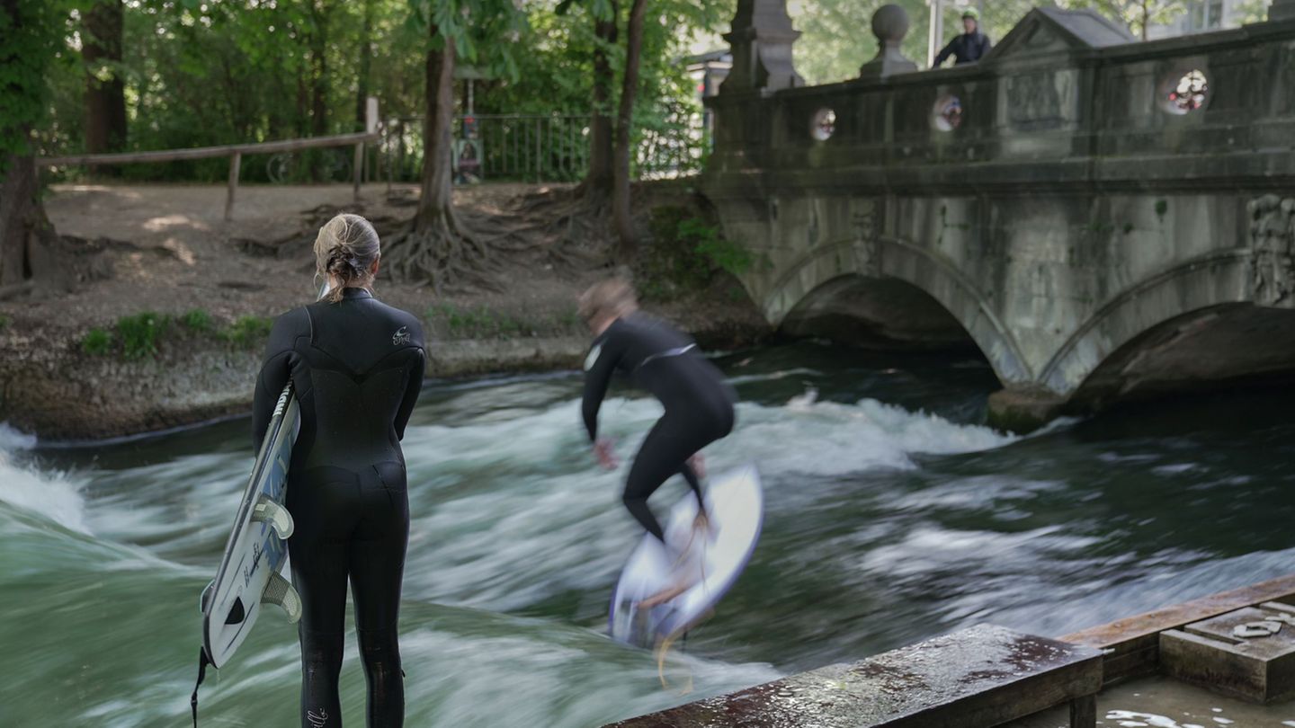 Die Surfer können sich freuen: Die Eisbachwelle ist wieder freigegeben. Foto: Ehsan Monajati/dpa
