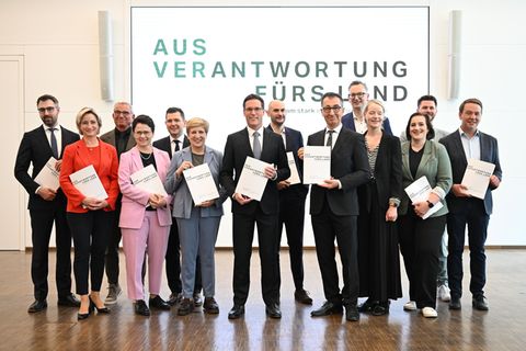 Viele davon sollen nun ein Ministerium bekommen: Die Kernverhandler bei der Präsentation des Koalitionsvertrags. Foto: Bernd Wei