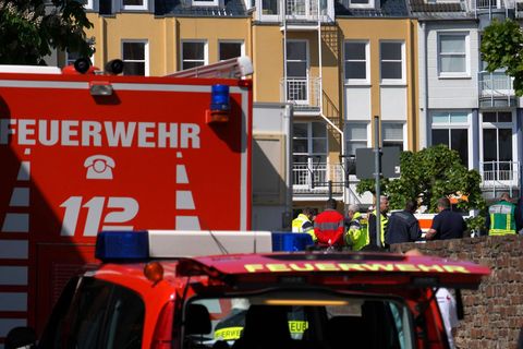 Rettungswagen, Polizisten und Polizeifahrzeuge stehen in der Nähe des Einsatzortes. Foto: Sascha Ditscher/dpa