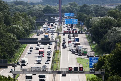 Unangekündigte Bauarbeiten auf der Norderelbbrücke haben für viel Stau in Hamburg gesorgt. (Archivbild) Foto: Christian Charisiu