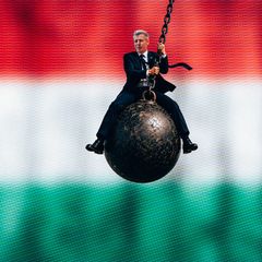 Peter Magyar reitet auf einer Abrissbirne