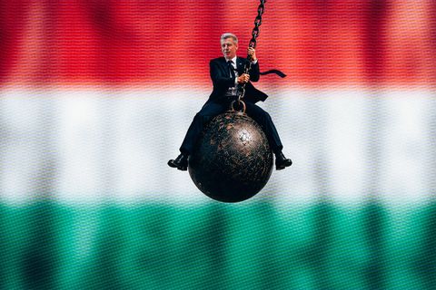 Peter Magyar reitet auf einer Abrissbirne