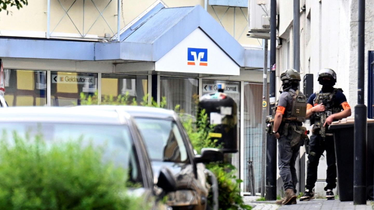 Spezialkräfte vor der Bank