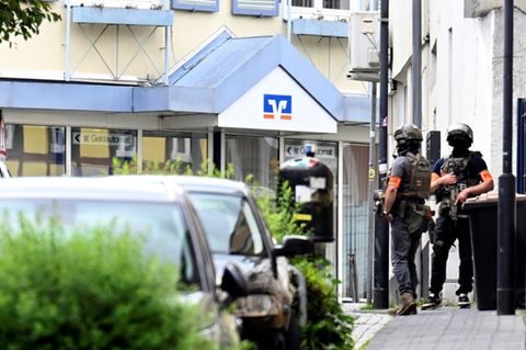 Spezialkräfte vor der Bank