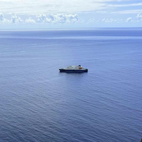 Die MV Hondius ankert vor der Küste