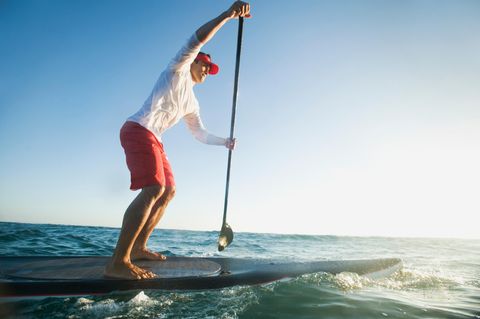 Mann auf einem stand-up-paddle-board